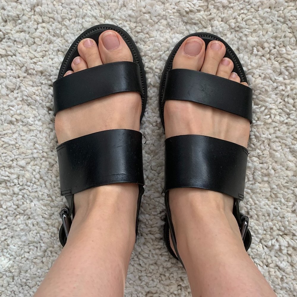 &OTHER STORIES BALCK OPEN TOE FLAT LEATHER SANDAL SIZE 7 US/37 EU